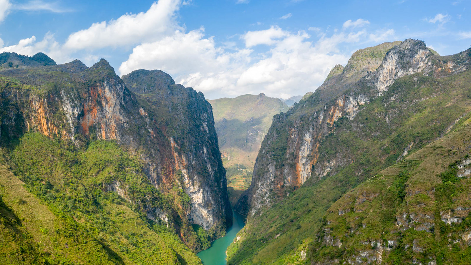 Tu San canyon - Kayaking hotspot on Ha Giang Loop Tour Tu San canyon - Kayaking hotspot on Ha Giang Loop Tour
