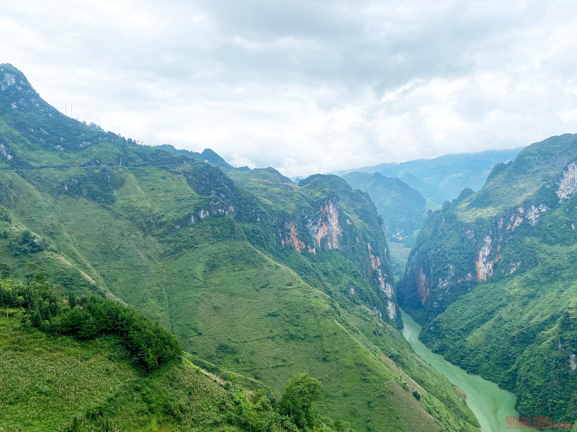 Tu San canyon - Kayaking hotspot on Ha Giang Loop Tour Tu San canyon - Kayaking hotspot on Ha Giang Loop Tour